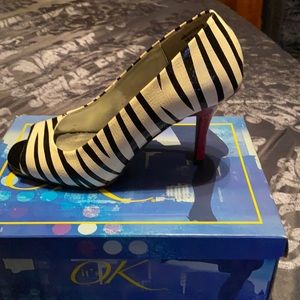 The brand is ok and the color is zebra and red